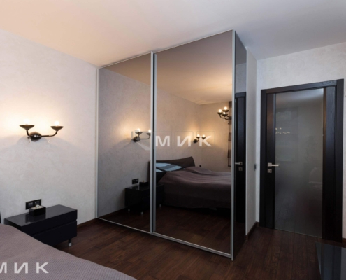 Меблева шафа в спальні Меблева шафа купе в спальні зі скляними фасадами