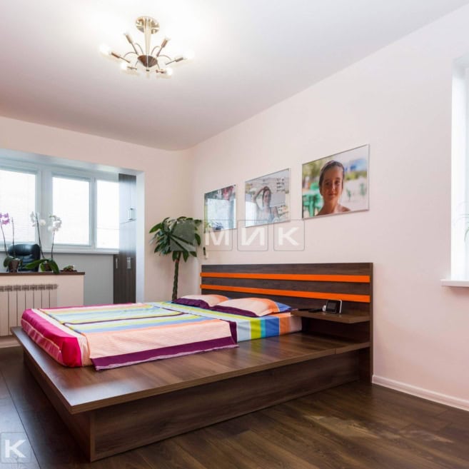 кровать-с-оранжевым-декором-106 кровать-с-оранжевым-декором-106