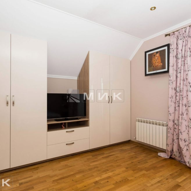 светлые-шкафы-в-мансардном-помещении-165 светлые-шкафы-в-мансардном-помещении-165