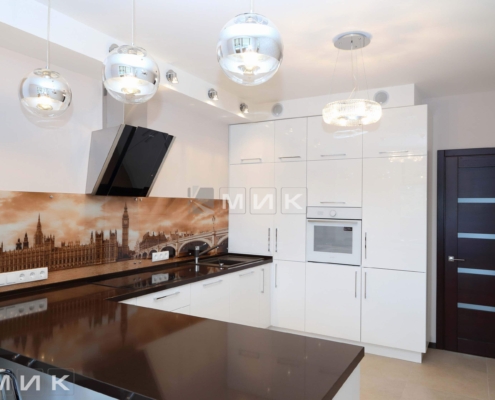 Ультрасучасна кухня від MIK з декоративною панеллю та стильним освітленням Сучасна кухня з білими глянсовими шафами та декоративною панеллю з видом на Лондон