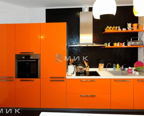 Кухонний гарнітур з помаранчевим фасадом Кухонний гарнітур з помаранчевим фасадом