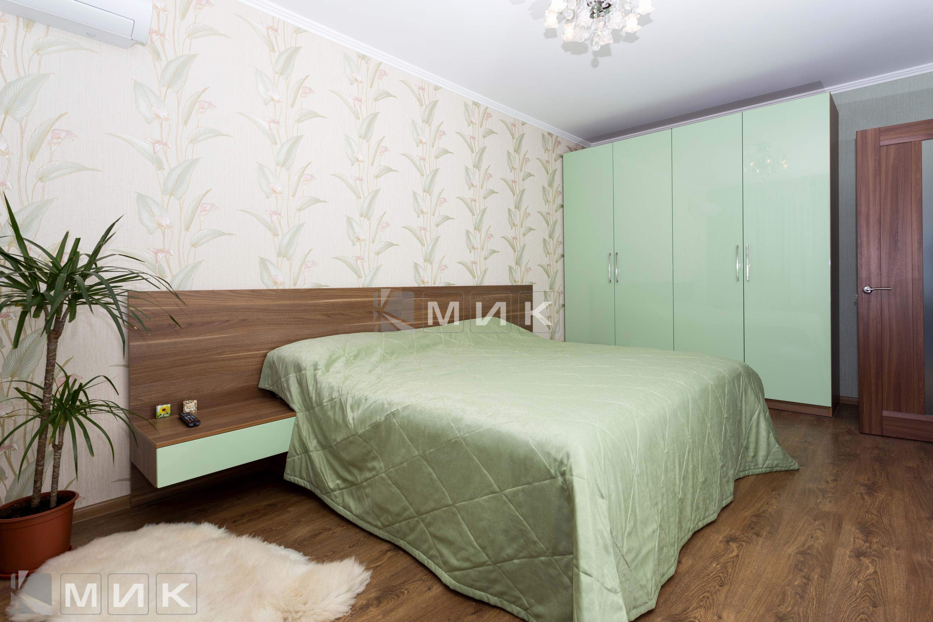 Кровать и шкаф в спальню зеленого цвета
