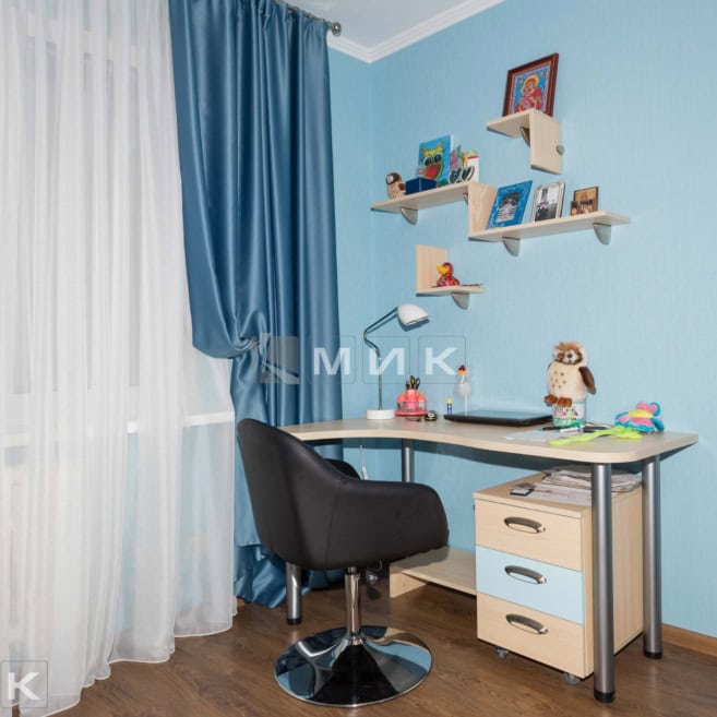 Стол и навесные полки в подростковую на фото Стол и навесные полки в подростковую на фото