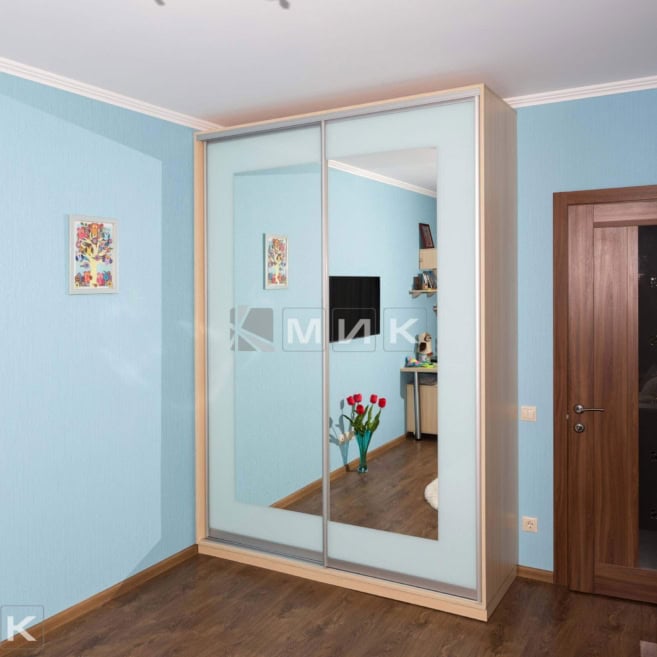 Шкаф купе с голубой покраской зеркала Шкаф купе с голубой покраской зеркала