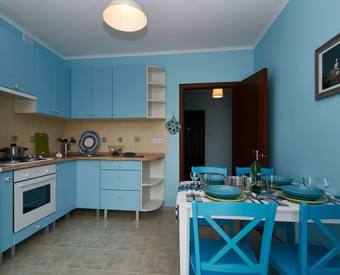кухня-с-голубыми-стенами