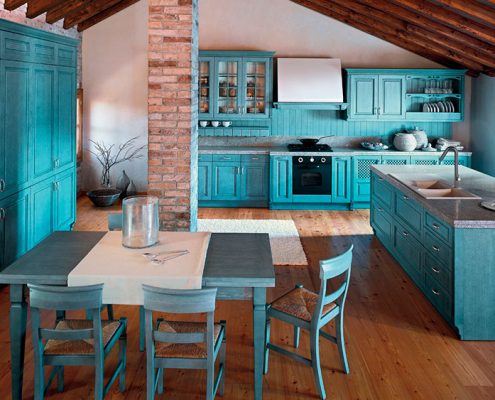 голубая-кухня-с-деревянными-стульями