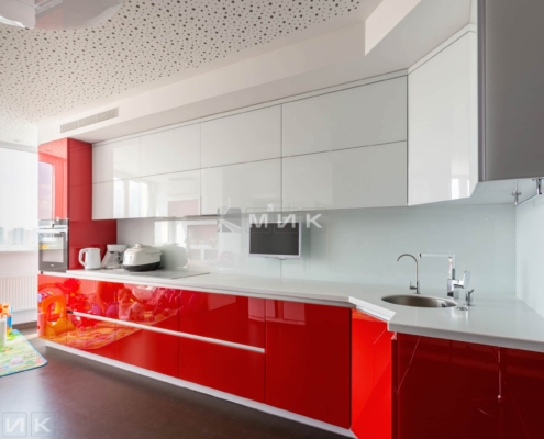 Красно-белая-кухня-стеклянный фасад