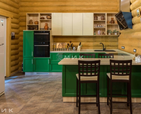 Кухня-зеленая-в-деревянном-доме-1000