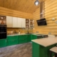 Кухня-зеленая-в-деревянном-доме-1001