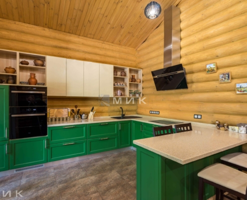 Кухня-зеленая-в-деревянном-доме-1001