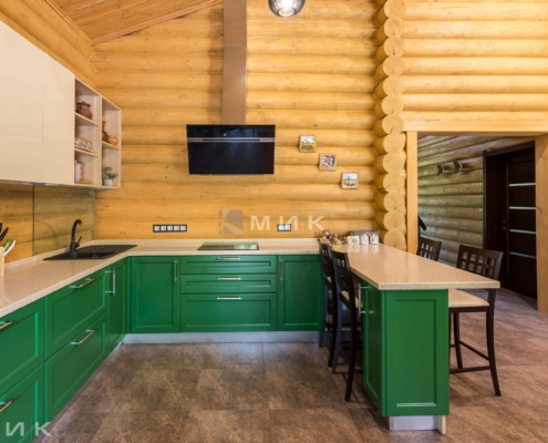 Кухня-зеленая-в-деревянном-доме-1002