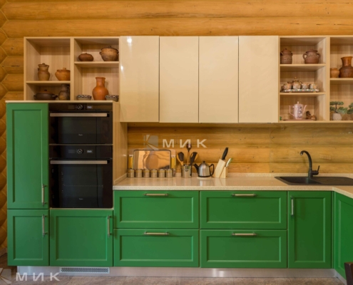 Кухня-зеленая-в-деревянном-доме-1010