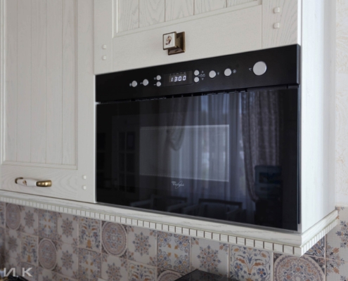 Кухня-классика-Встроенная микроволновка Whirlpool-черная-1035