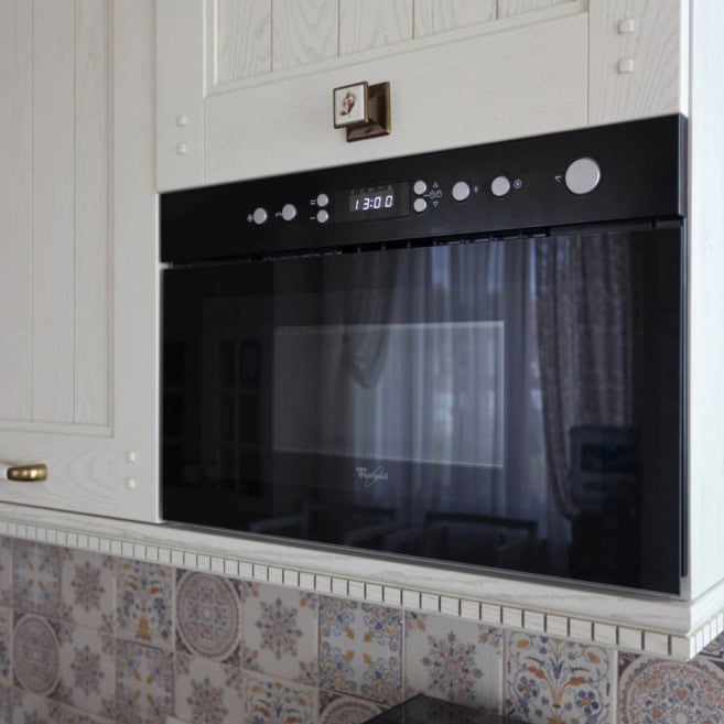 Кухня-классика-Встроенная микроволновка Whirlpool-черная-1035 Кухня-классика-Встроенная микроволновка Whirlpool-черная-1035