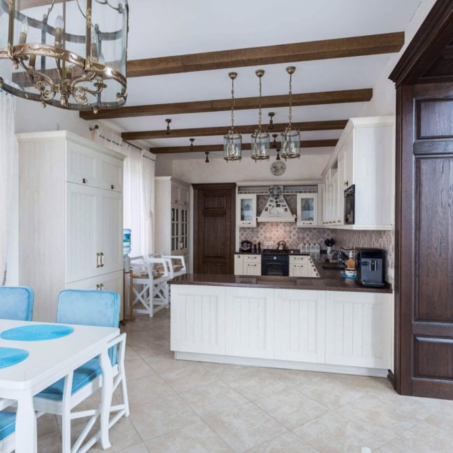 Кухня-классика-лестница деревянная в интерьере--1004 Кухня-классика-лестница деревянная в интерьере--1004