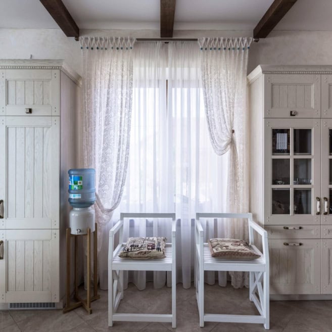 Кухня-классика-пеналы рядом с окном фасад-Drewpol-(натуральное-дерево)--1020 Кухня-классика-пеналы рядом с окном фасад-Drewpol-(натуральное-дерево)--1020