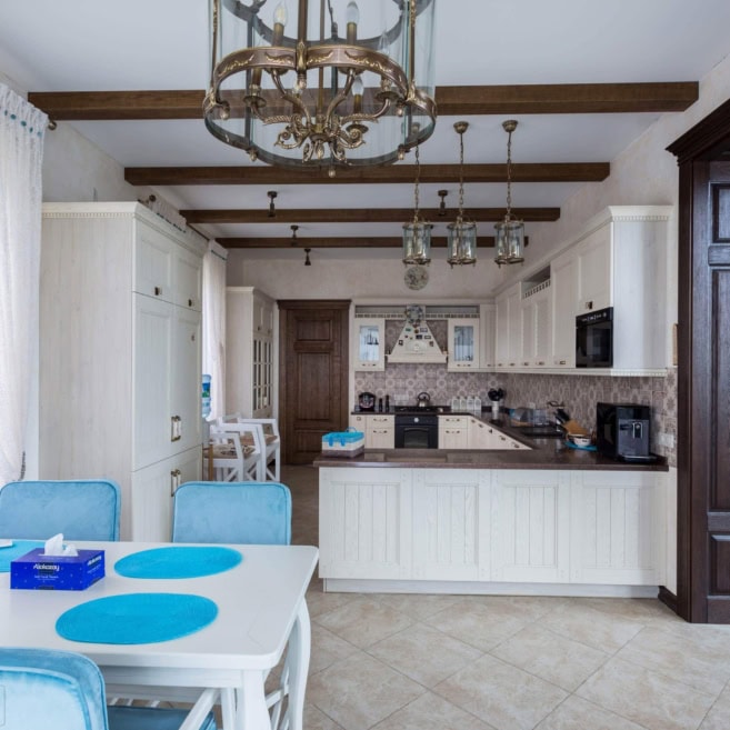 Кухня-классика-со-столом-фасад-Drewpol-(натуральное-дерево)--1000 Кухня-классика-со-столом-фасад-Drewpol-(натуральное-дерево)--1000