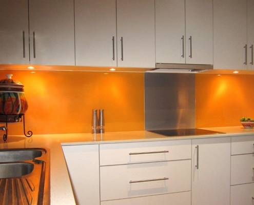 бело-оранжевая-кухня