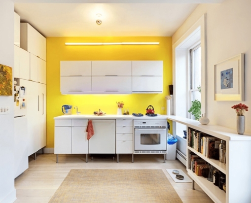 жёлтая-стена-на-кухне