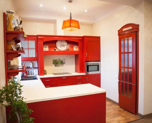 кухня-в-английском-стиле-красная