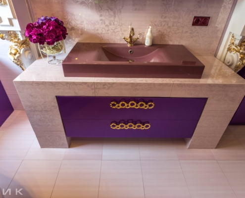 Фиолетовая-ванная-комната-в-царском-стиле-1004