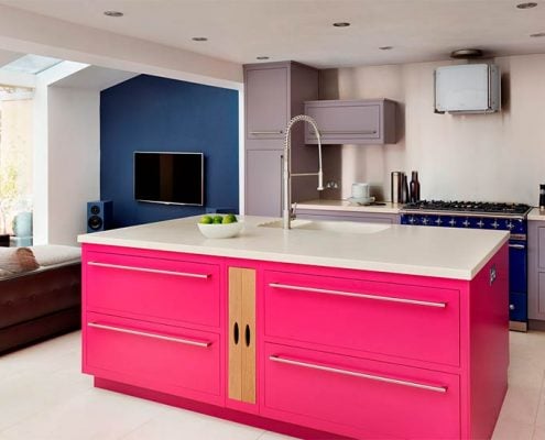 розовый-остров-на-кухне
