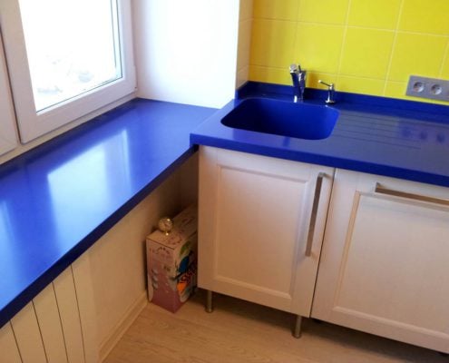 синяя-столешница-на-кухне
