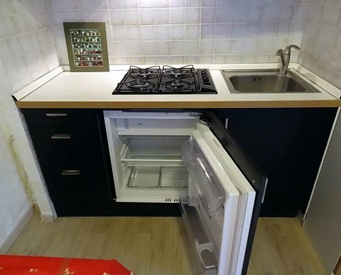маленький-холодильник-на-кухне