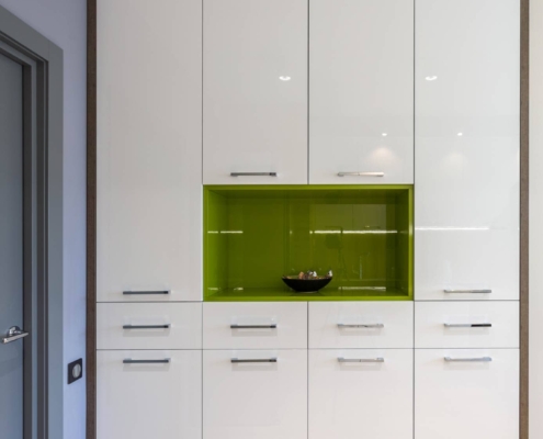 Шкаф на кухне с зеленой нишей