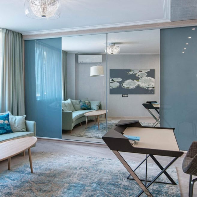 Большой четырехдверный шкаф купе в гостиную с зеркалом и крашеным стеклом Большой четырехдверный шкаф купе в гостиную с зеркалом и крашеным стеклом