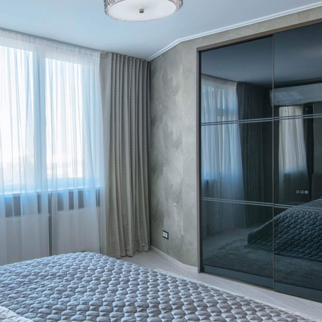 Черный шкаф купе с крашеным стеклом в спальню Черный шкаф купе с крашеным стеклом в спальню