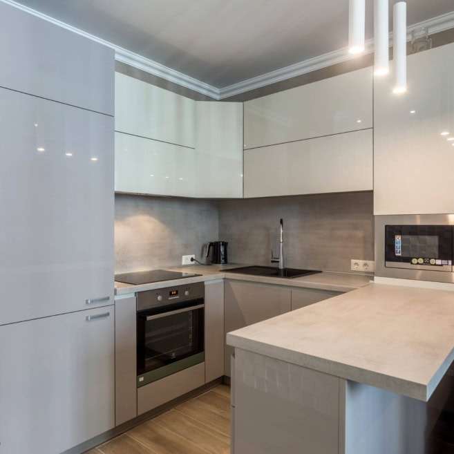 кухня в серо белых тонах