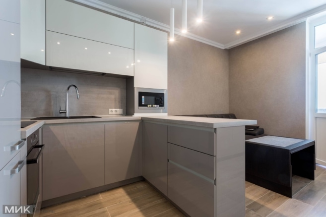 бело-серая-кухня-с барной стойкой