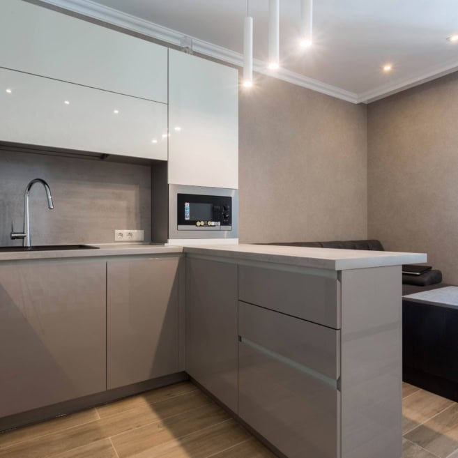 бело-серая-кухня-с барной стойкой