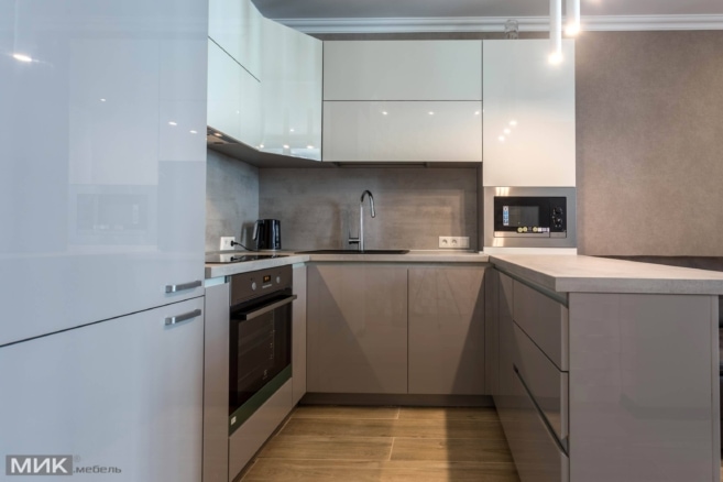бело-серая-кухня-глянец