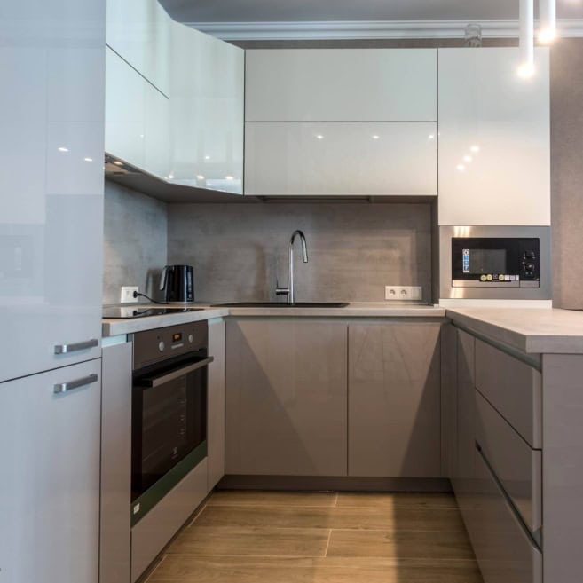 бело-серая-кухня-глянец