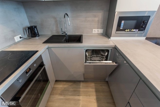 бело-серая-кухня-черная мойка