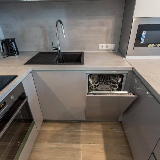 бело-серая-кухня-черная мойка