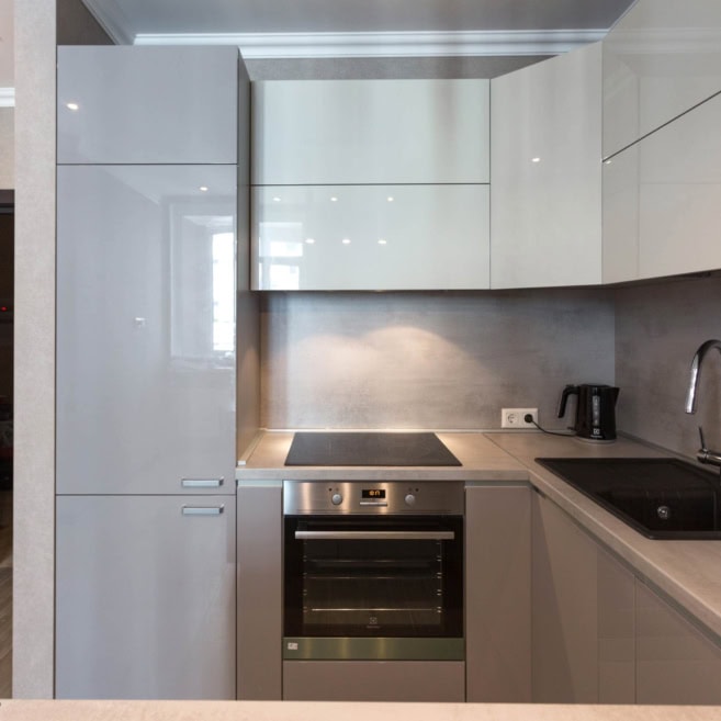 бело-серая-кухня-без ручек