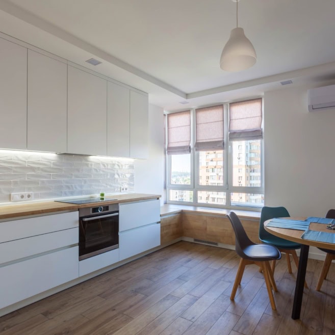 белый-кухонный-гарнитур-в-интерьере-1002