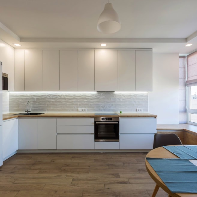 белый-кухонный-гарнитур-в-интерьере-1003