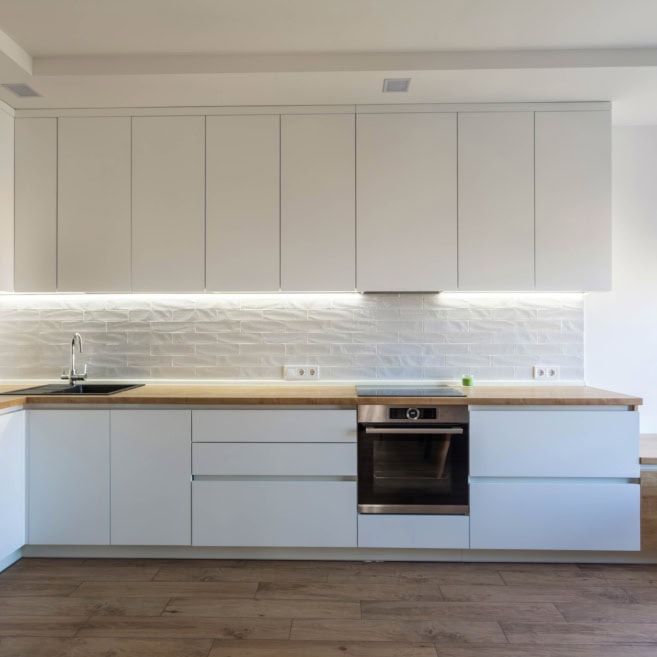 белый-кухонный-гарнитур-в-интерьере-1004