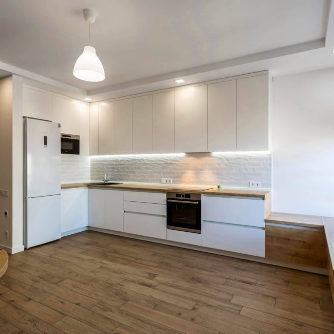 белый-кухонный-гарнитур-в-интерьере-1007