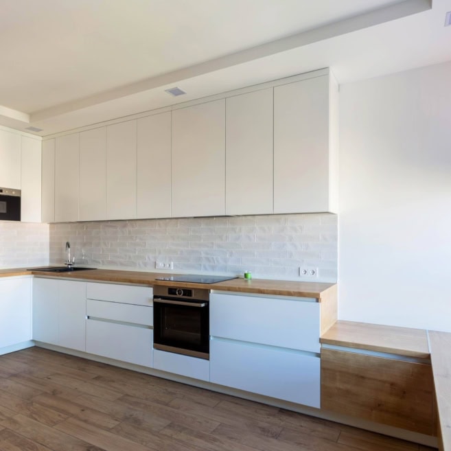 белый-кухонный-гарнитур-в-интерьере-1008 белая Кухня под потолок