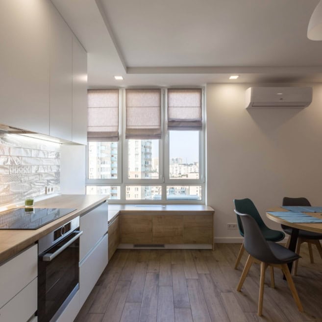 белый-кухонный-гарнитур-в-интерьере-1010