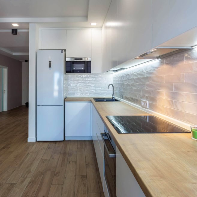 белый-кухонный-гарнитур-в-интерьере-1011