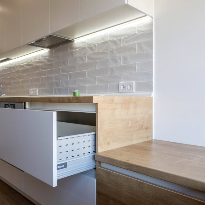 белый-кухонный-гарнитур-в-интерьере-1014