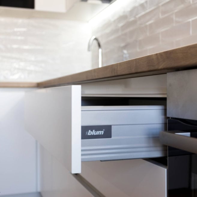 белый-кухонный-гарнитур-в-интерьере-1015