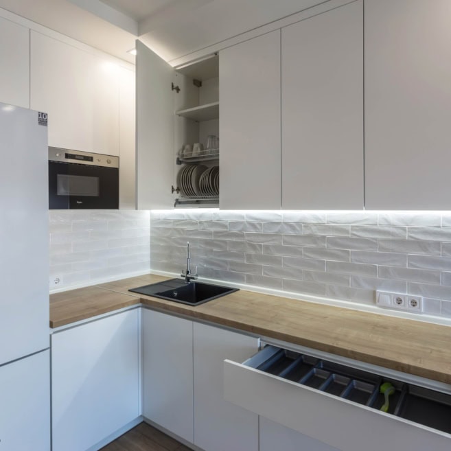 белый-кухонный-гарнитур-в-интерьере-1016