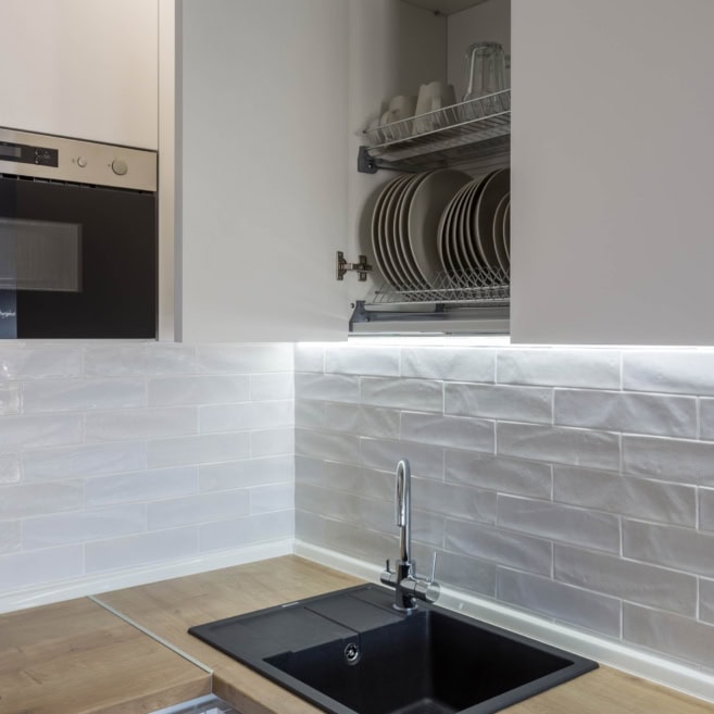 белый-кухонный-гарнитур-в-интерьере-1017